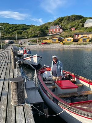 Bådene med kaptajner ved de gule huse